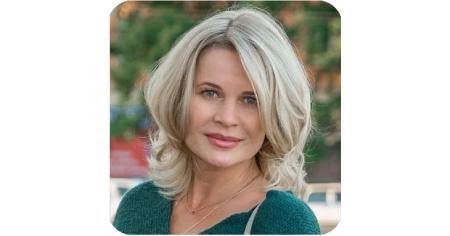 Five-star customer testimonial for Aeternum X19 serum, highlighting youthful and smooth skin benefits